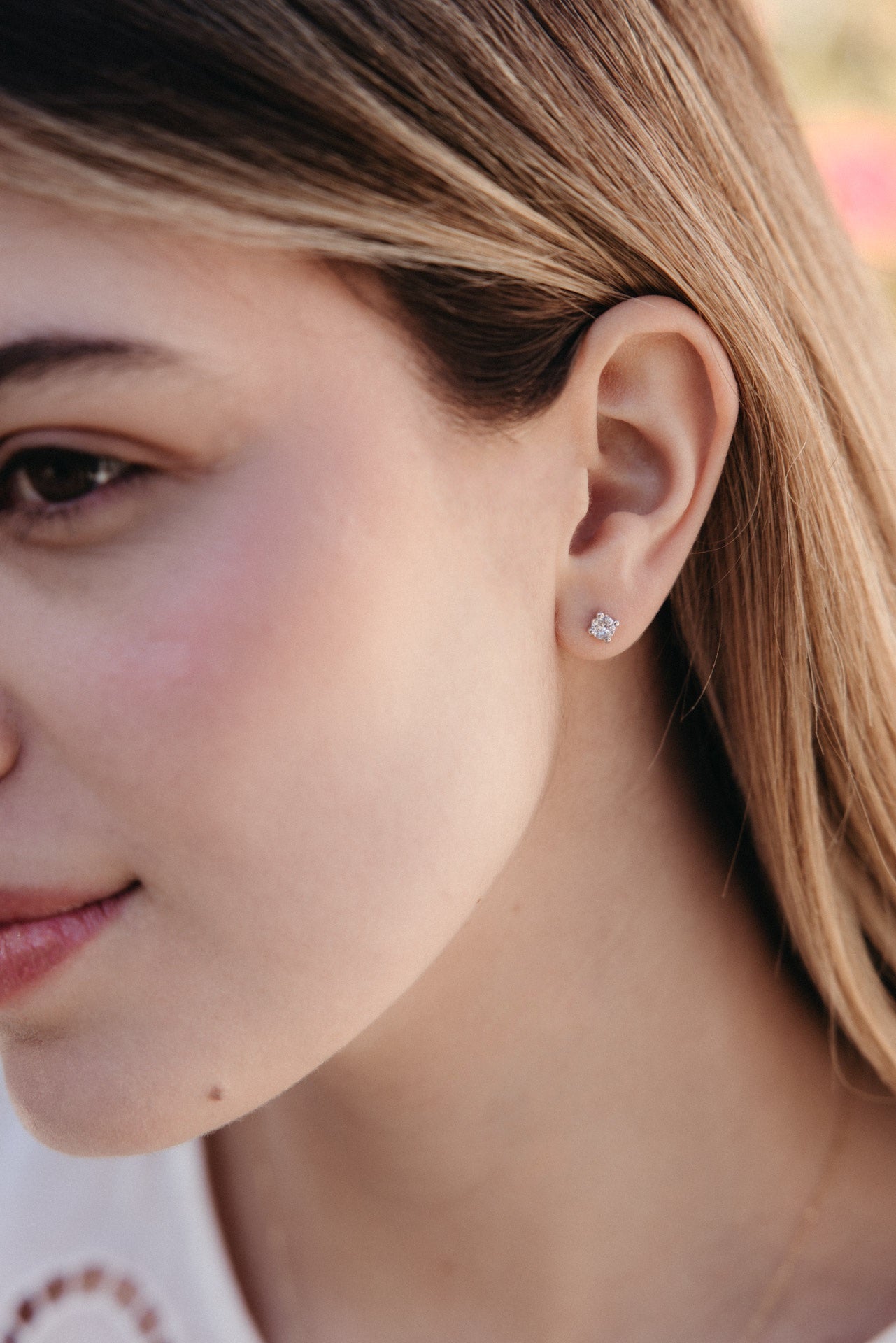 PENDIENTES SOLITARIO 4.4mm ORO BLANCO 18KTS
