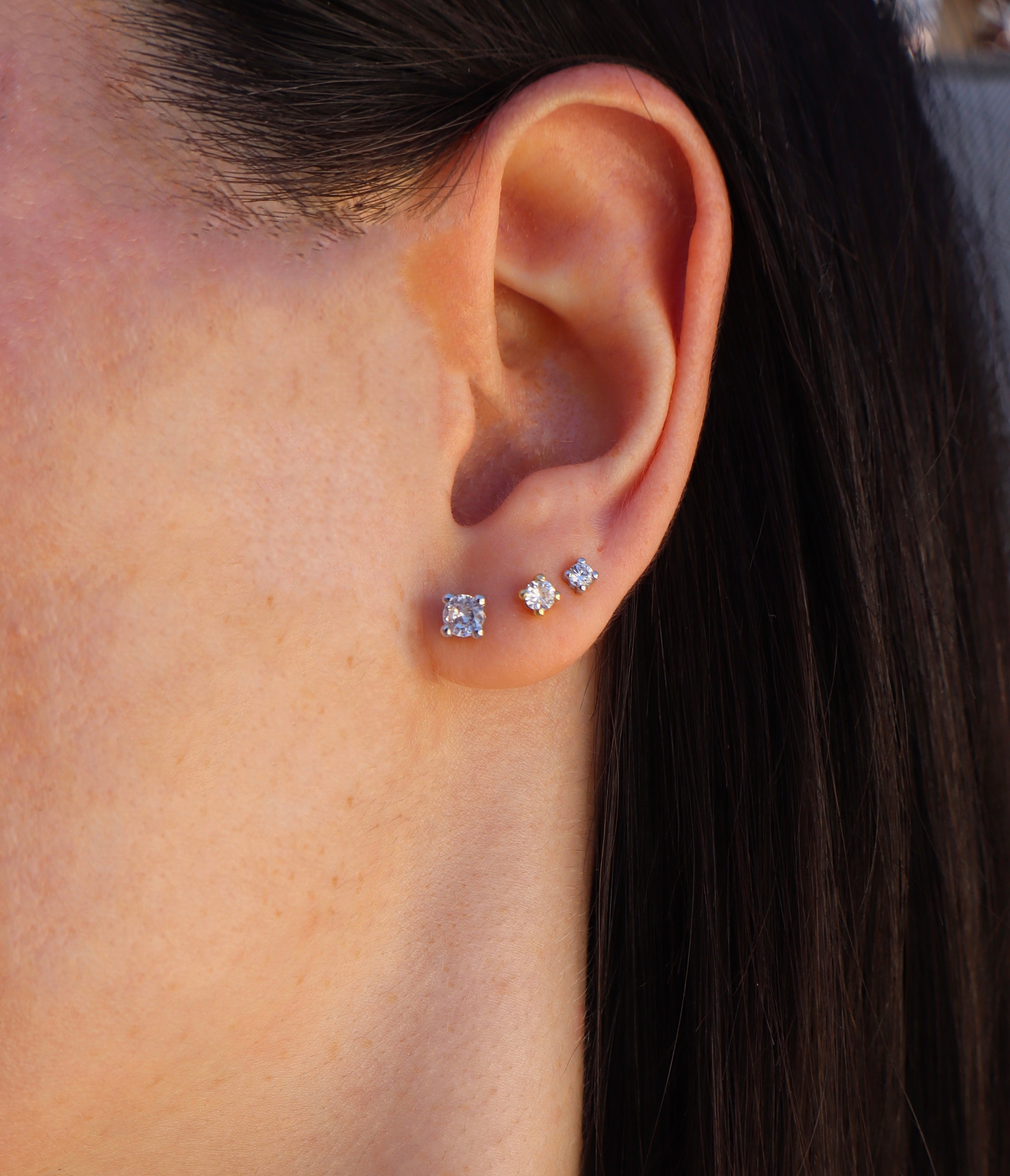 PENDIENTES SOLITARIO 4.4mm ORO BLANCO 18KTS