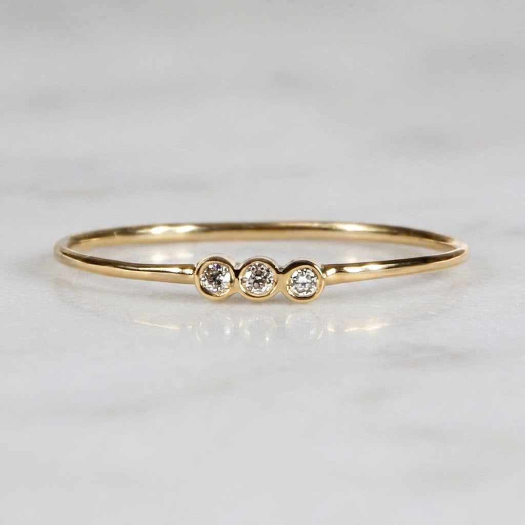 Anillo con tres diamantes