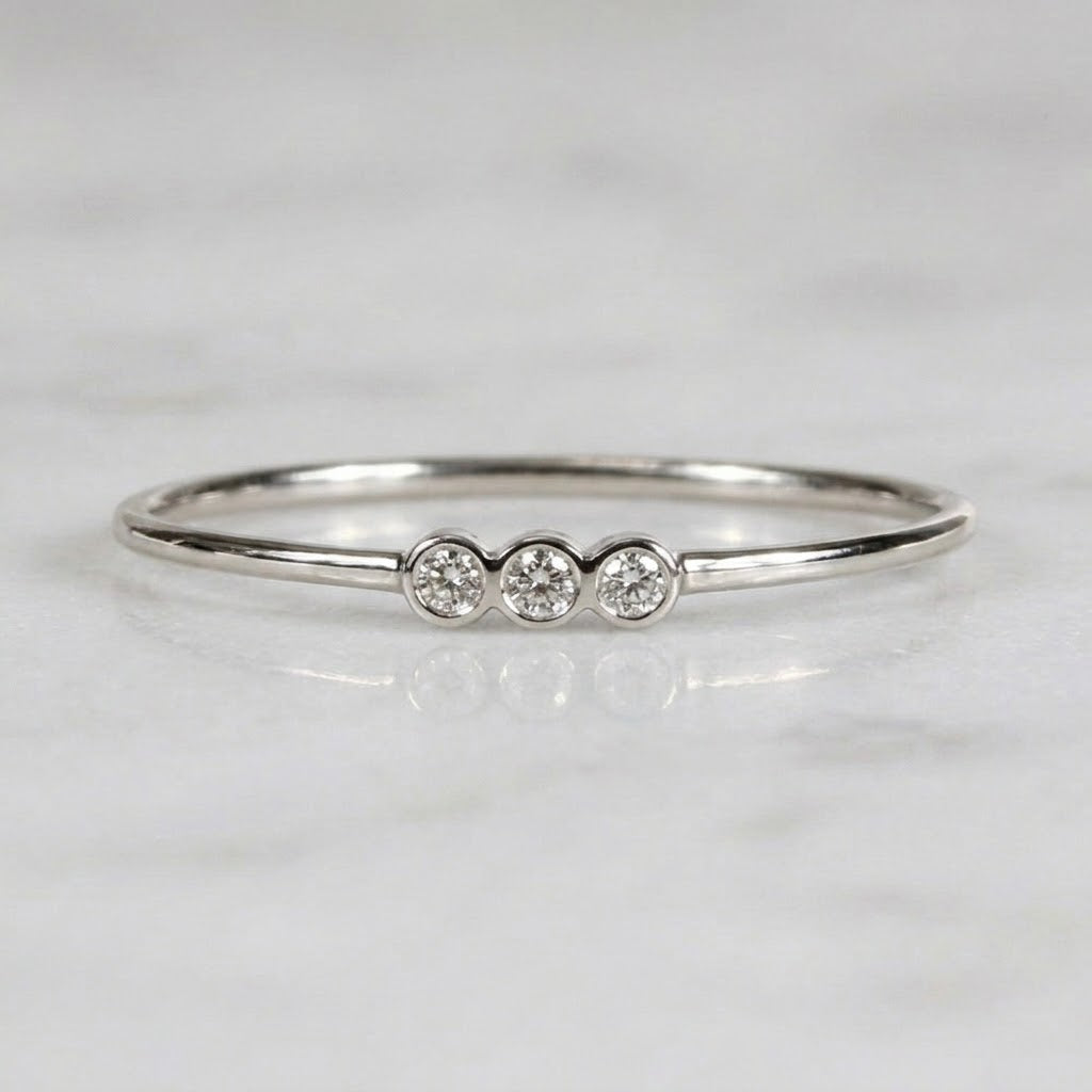 Anillo con tres diamantes