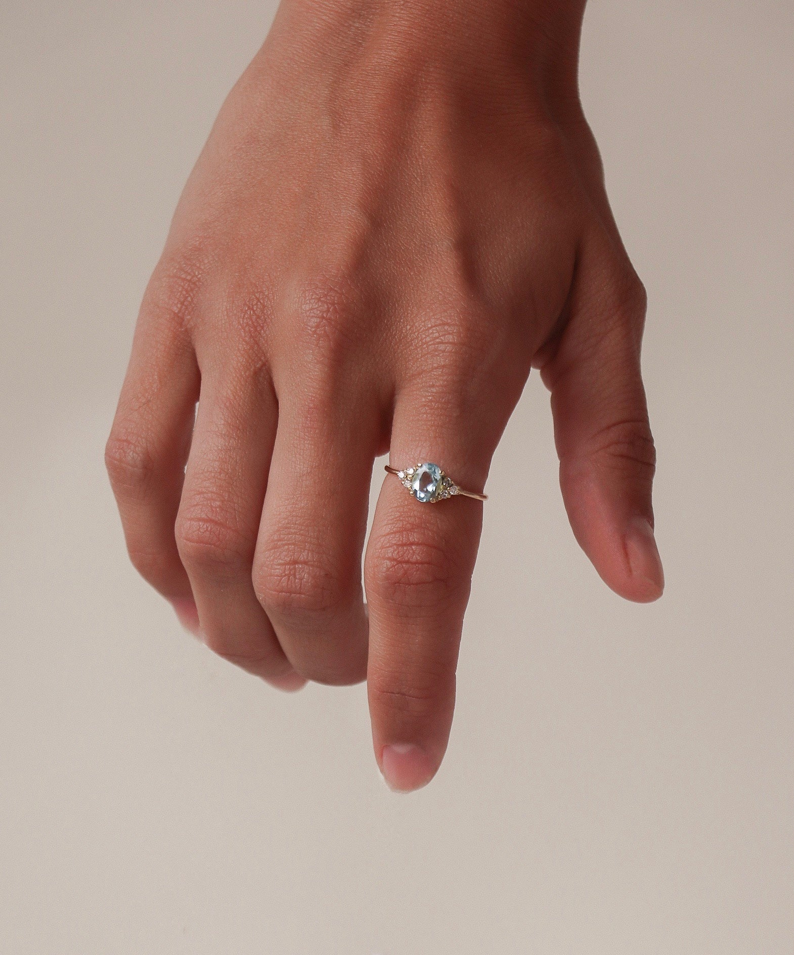 Anillo aguamarina seis diamantes oro 18kts
