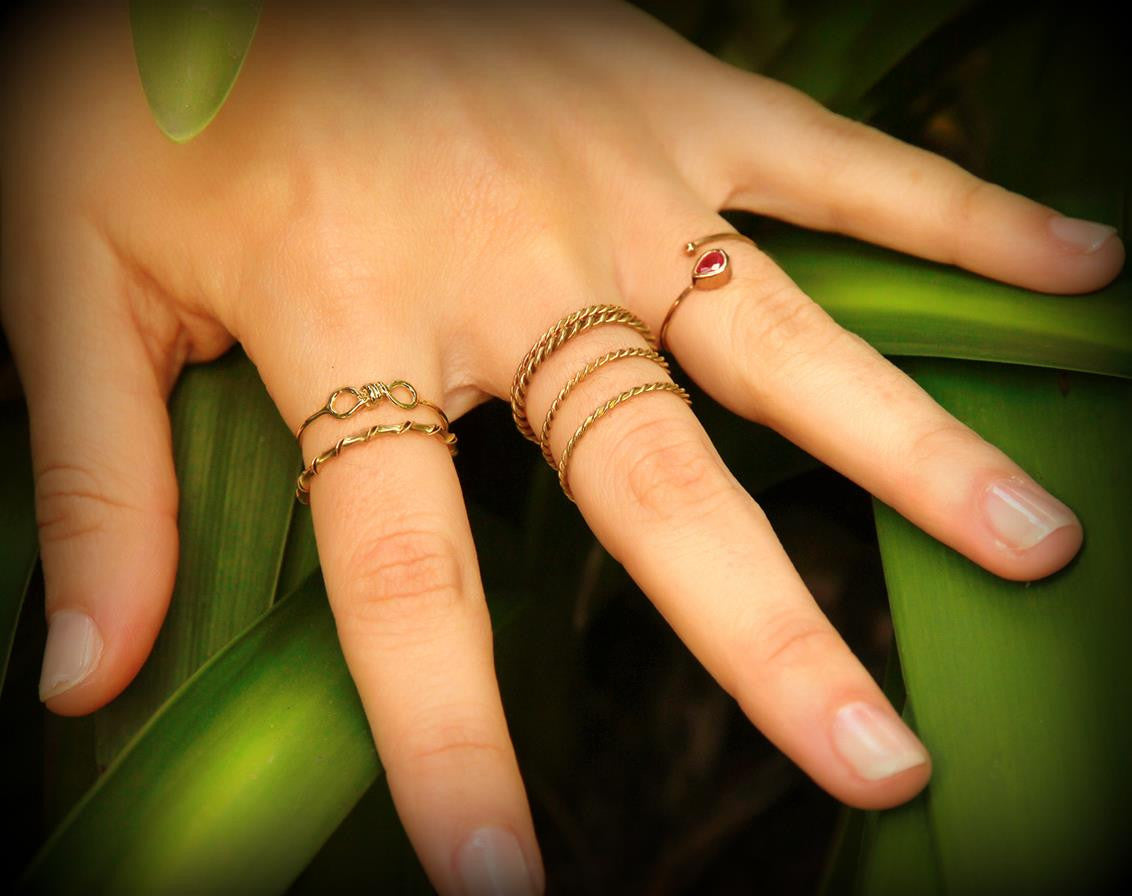 Anillo Gota con Rubí en Oro Rosa 18 K