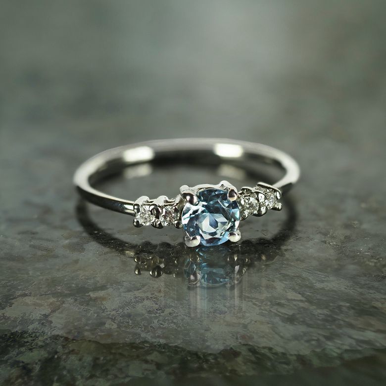 Aguamarina con cuatro diamantes en oro blanco 18kt