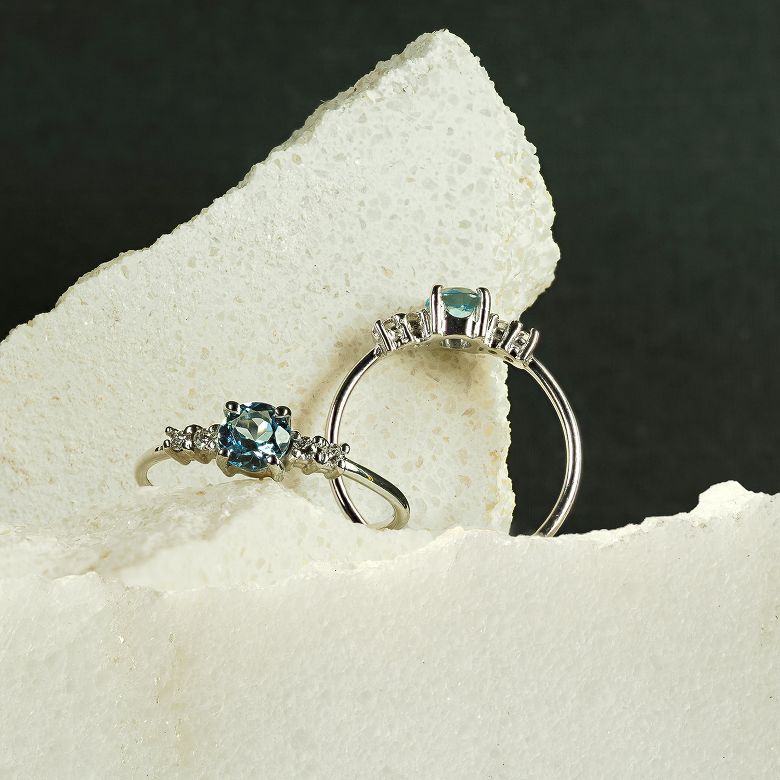 Aguamarina con cuatro diamantes en oro blanco 18kt