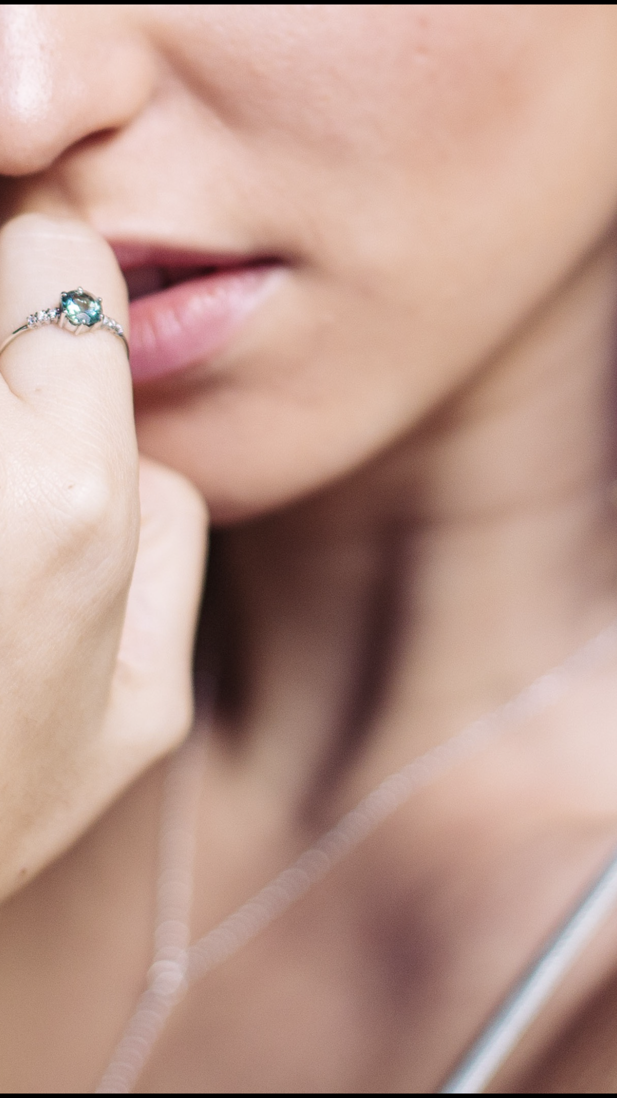 Anillo turmalina verde diamantes en oro 18k