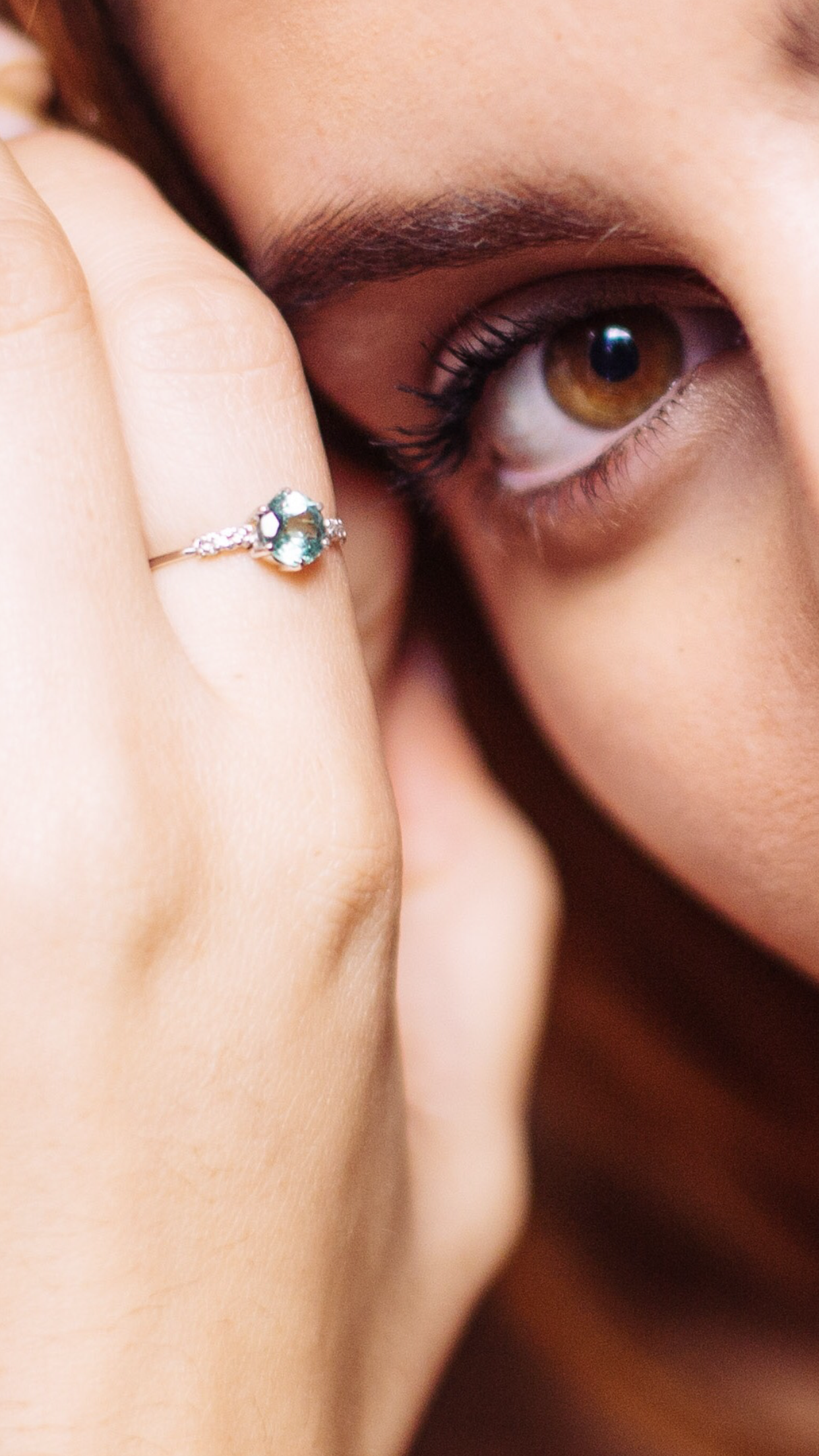 Anillo turmalina verde diamantes en oro 18k