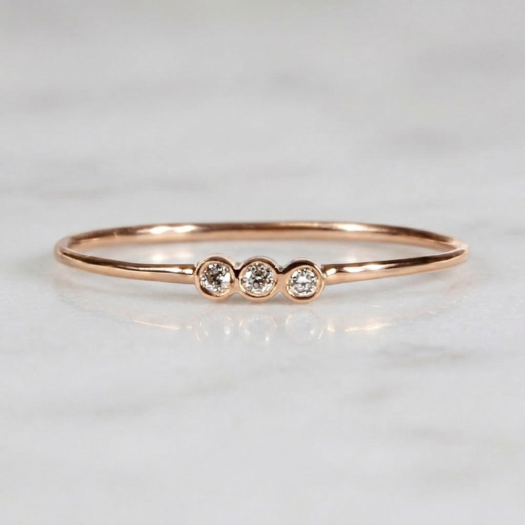 Anillo con tres diamantes