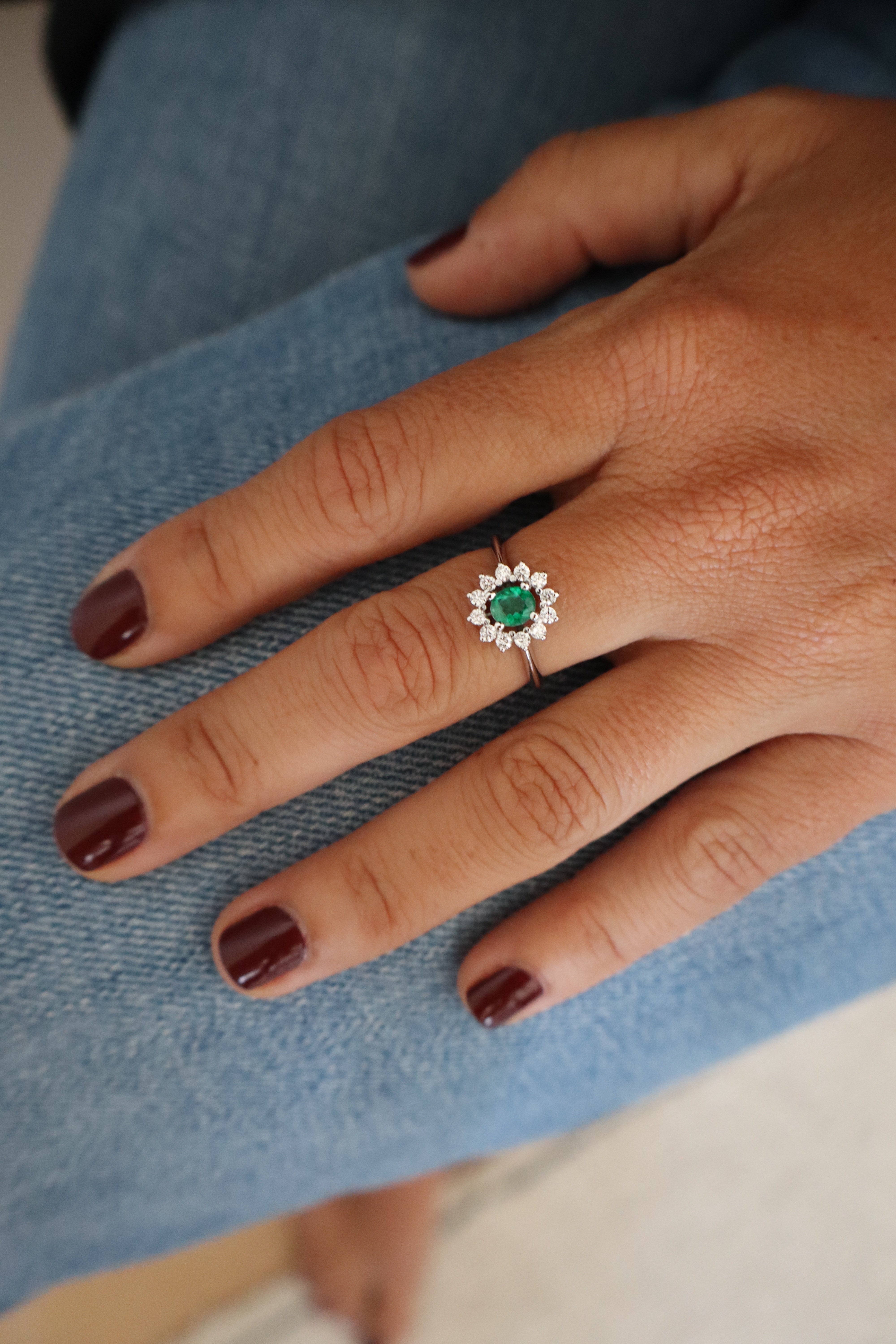 Anillo Lady Di Esmeralda oval Diamsntes oro blanco 18kts