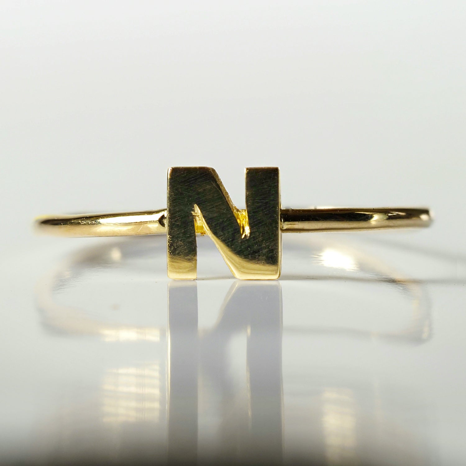 Anillo personalizado inicial Oro 18Kt