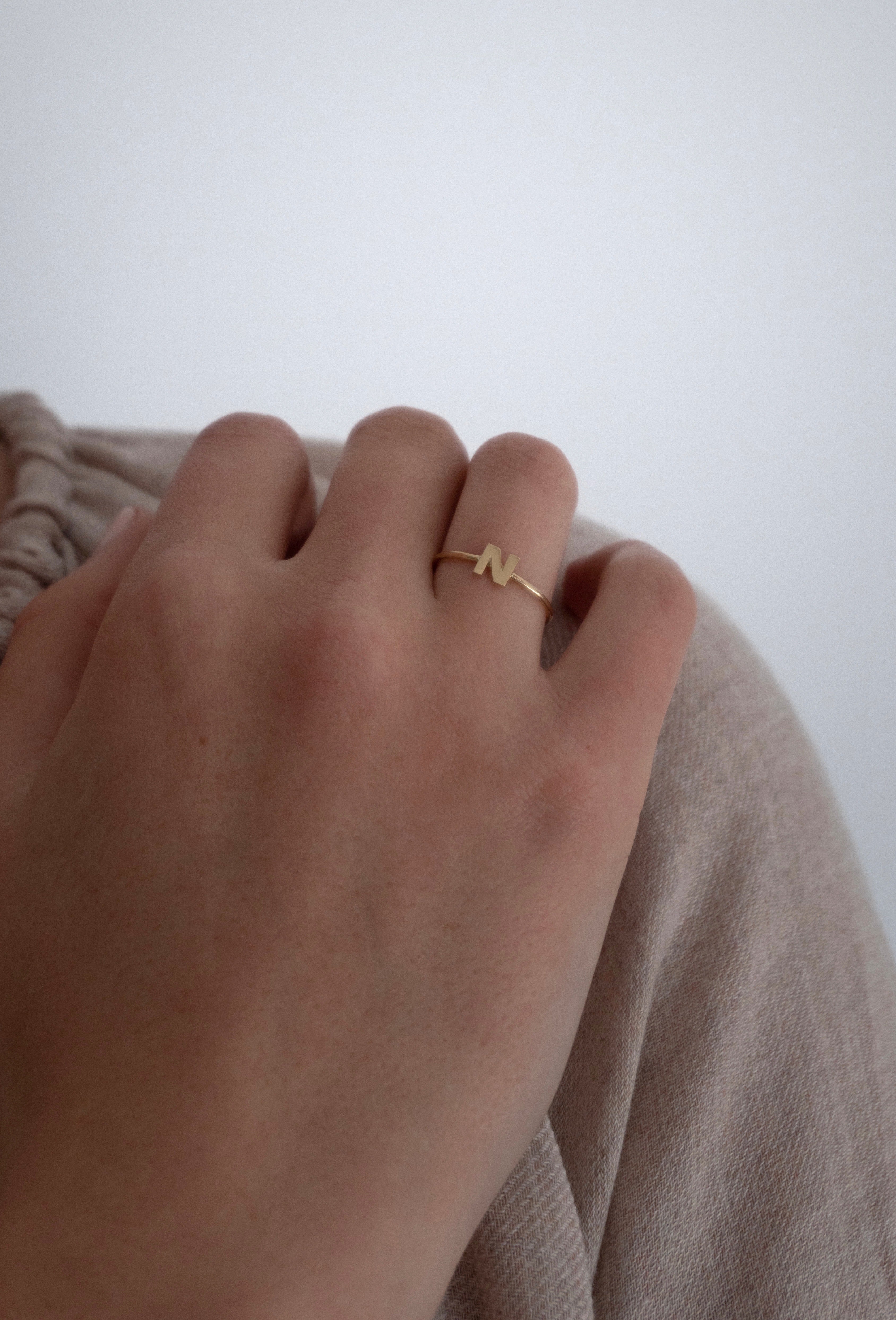 Anillo personalizado inicial Oro 18Kt
