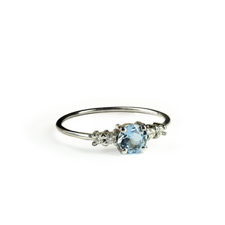 Aguamarina con cuatro diamantes en oro blanco 18kt