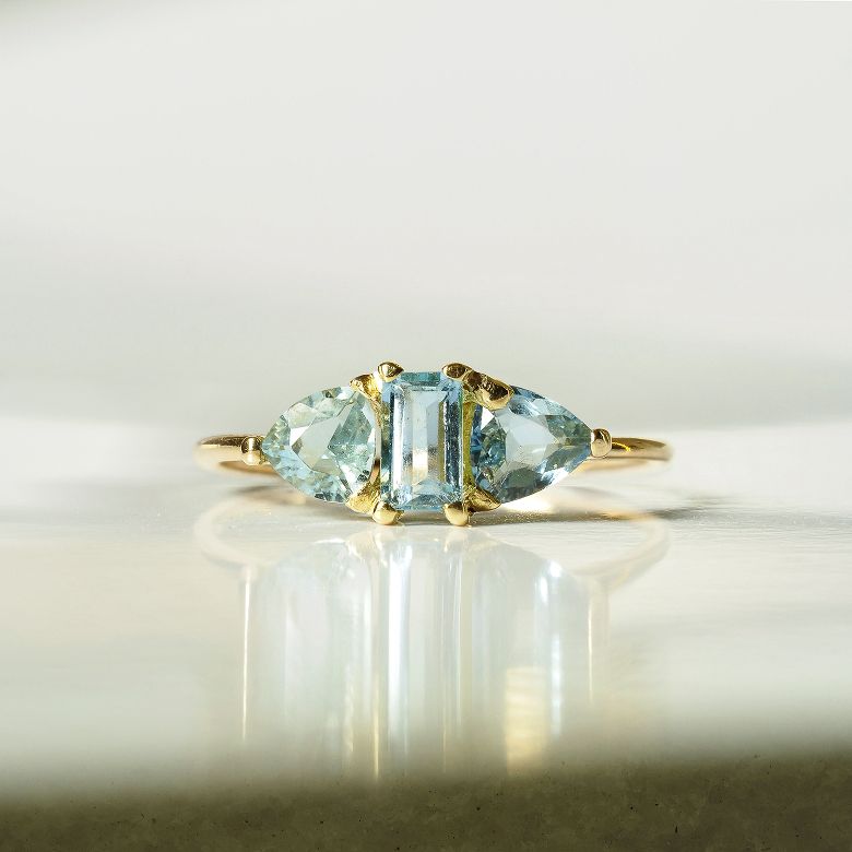 Anillo Trillion en oro 18k