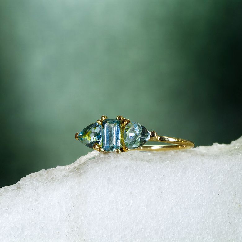 Anillo Trillion en oro 18k